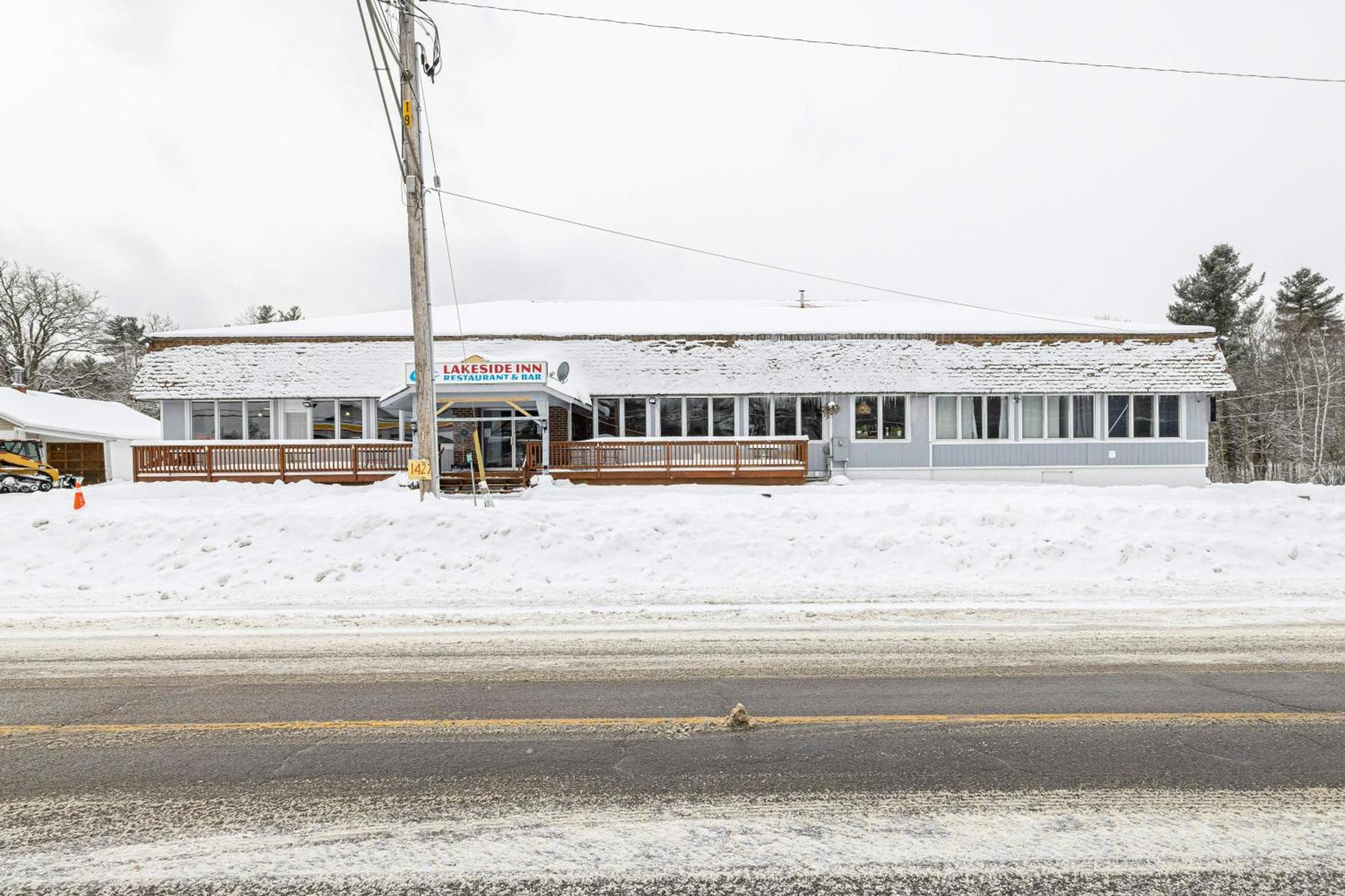 Lakeside Inn Cloyne Exterior photo