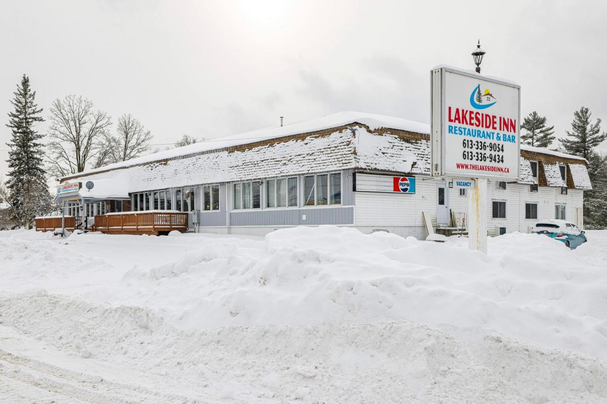 Lakeside Inn Cloyne Exterior photo