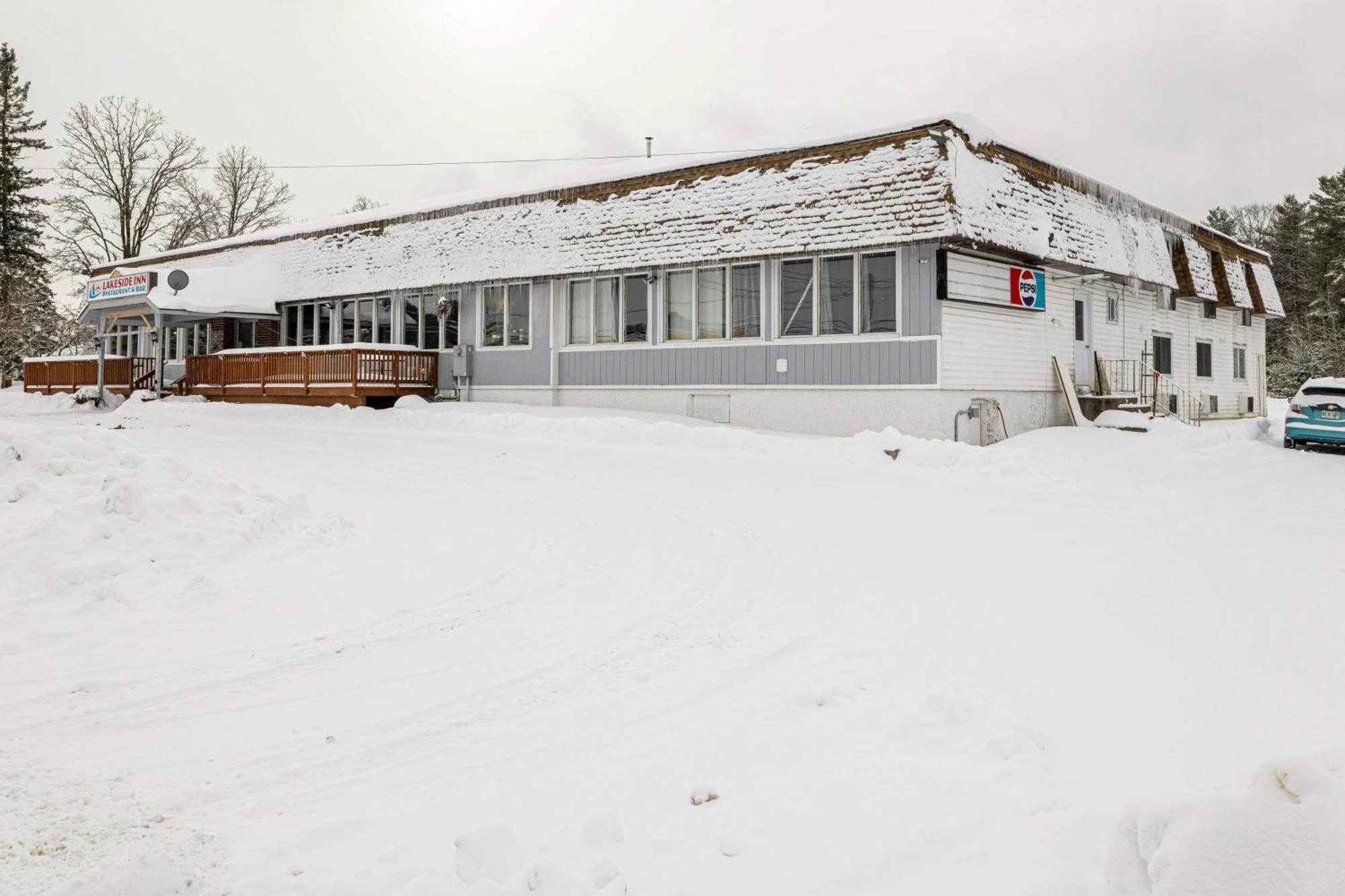 Lakeside Inn Cloyne Exterior photo